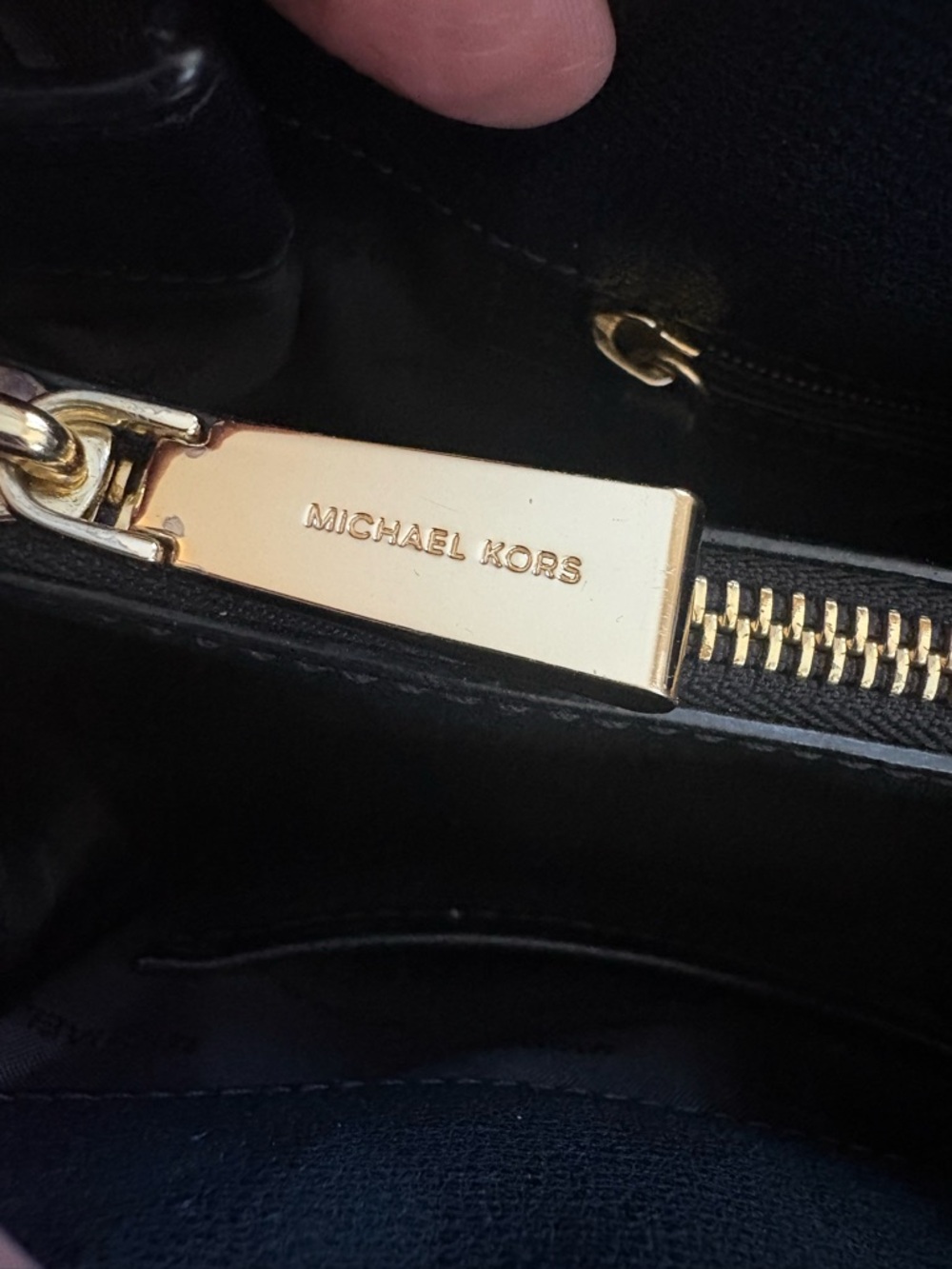 👜Michael Kors Black Leather Satchel with Gold Stud Accents - Picture 6 of 10